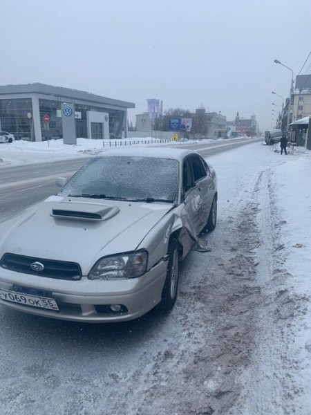 Из-за аварии омскую маршрутку отбросило к жилому дому