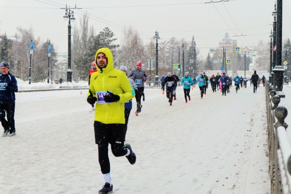 Моцарт и обнаженный Дед Мороз: самые яркие бегуны Рождественского полумарафона 