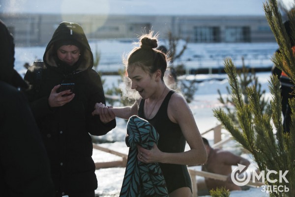 Омичи выстроились в очереди к крещенским купелям на "Зелёном острове"