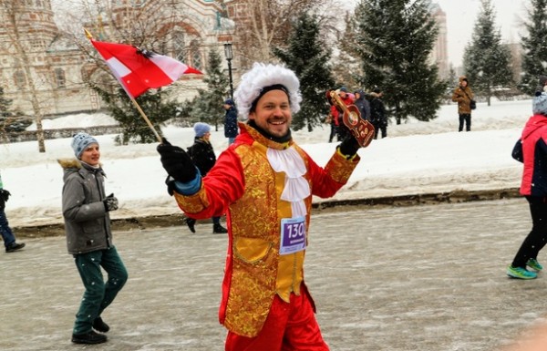Моцарт и обнаженный Дед Мороз: самые яркие бегуны Рождественского полумарафона 