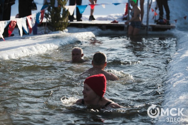 Омичи выстроились в очереди к крещенским купелям на "Зелёном острове"