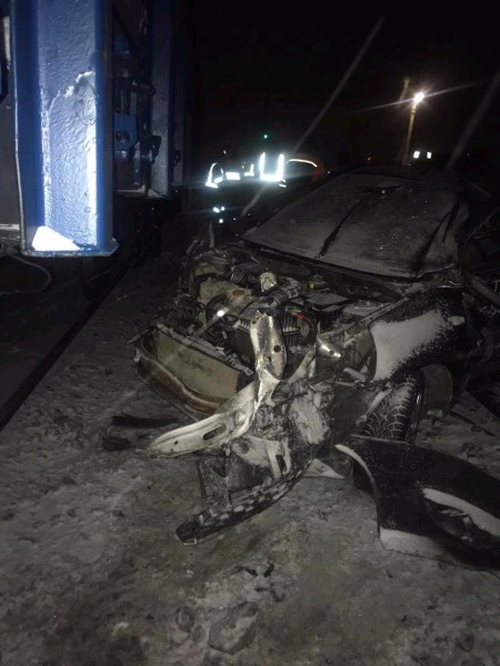 В Омске иномарку сбил грузовой поезд: есть погибшие