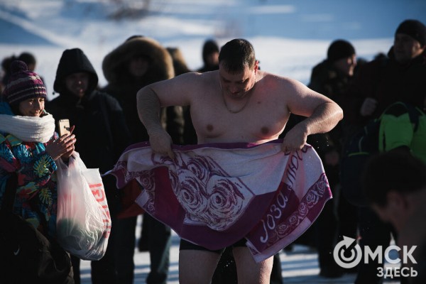 Омичи выстроились в очереди к крещенским купелям на "Зелёном острове"