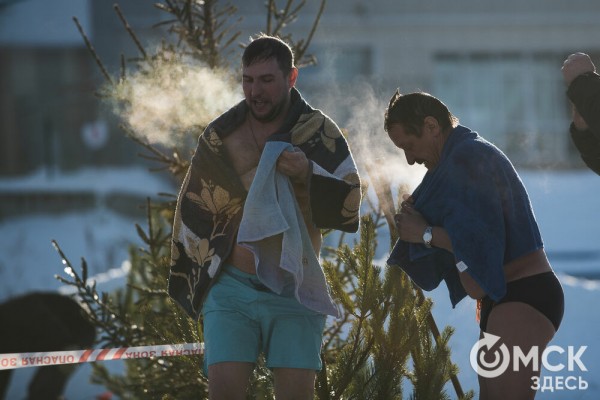 Омичи выстроились в очереди к крещенским купелям на "Зелёном острове"