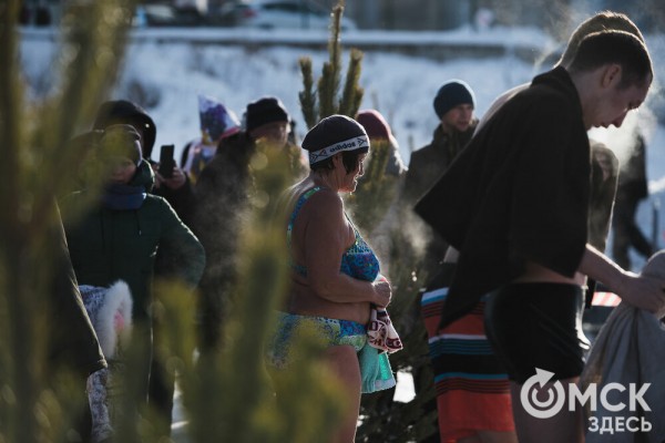 Омичи выстроились в очереди к крещенским купелям на "Зелёном острове"