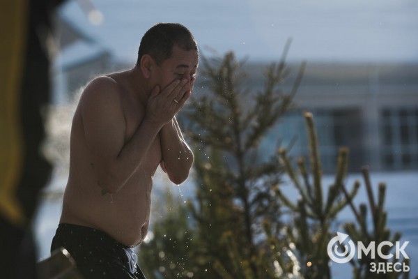 Омичи выстроились в очереди к крещенским купелям на "Зелёном острове"