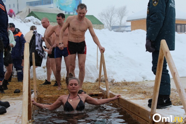 «Водица — огонь»: свыше 10 000 новосибирцев окунулись в прорубь на Крещение