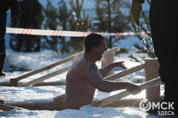 Омичи выстроились в очереди к крещенским купелям на "Зелёном острове"