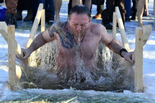 В Крещение тысячи омичей окунулись в купели