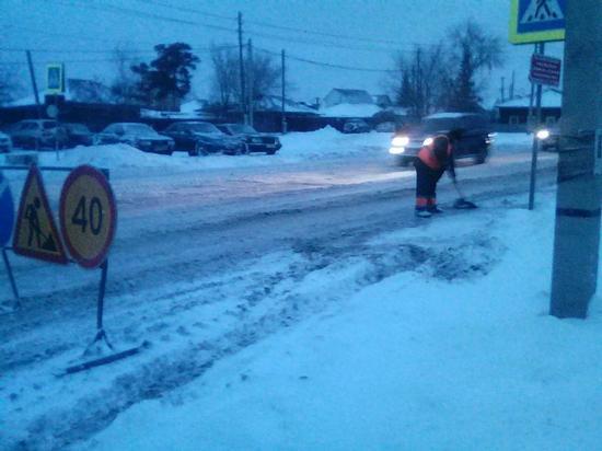На омских улицах усиленно чистят снег На омских улицах усиленно чистят снег