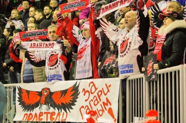 Омский «Авангард» обыграл «Адмирал» и поздравил тренера Клутье с юбилеем