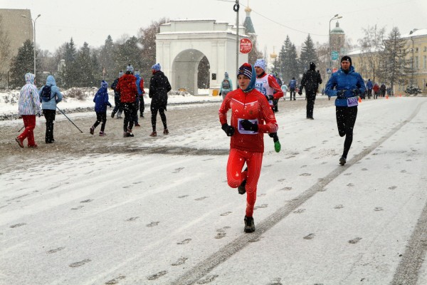 Моцарт и обнаженный Дед Мороз: самые яркие бегуны Рождественского полумарафона 