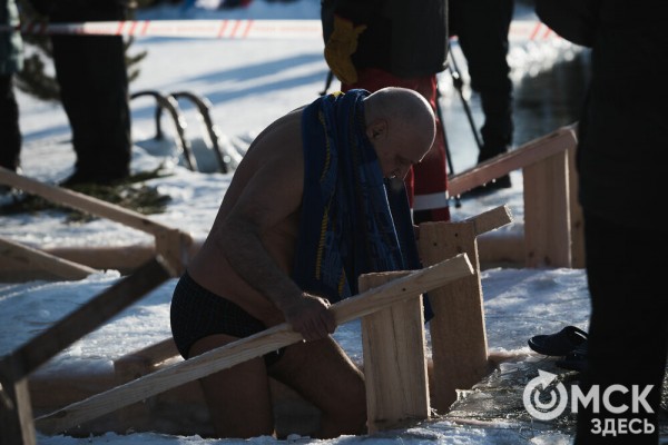 Омичи выстроились в очереди к крещенским купелям на "Зелёном острове"