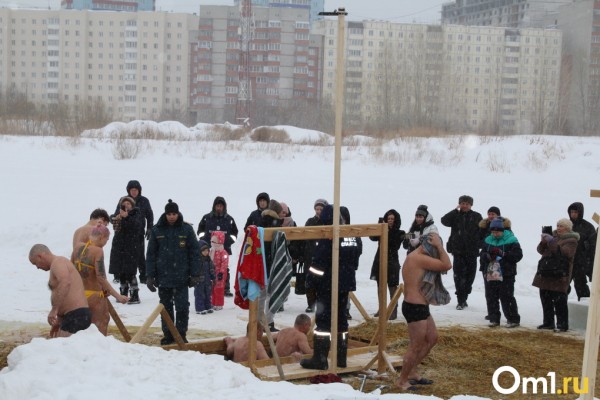 «Водица — огонь»: свыше 10 000 новосибирцев окунулись в прорубь на Крещение