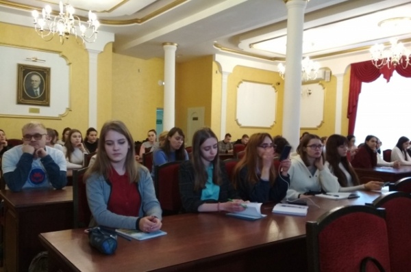 Люди с эффектом плацебо. Омские волонтёры учатся больничной клоунаде