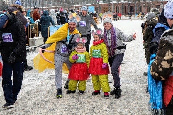 Моцарт и обнаженный Дед Мороз: самые яркие бегуны Рождественского полумарафона 