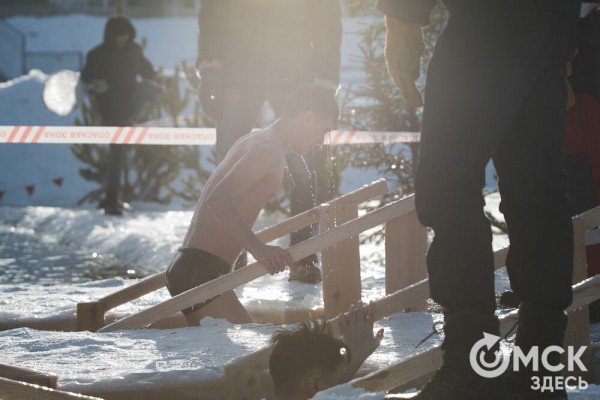 Омичи выстроились в очереди к крещенским купелям на "Зелёном острове"