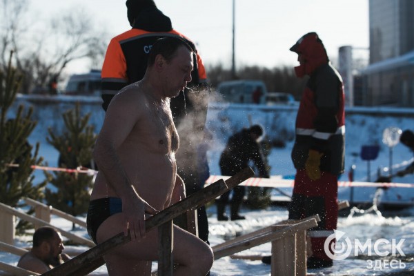 Омичи выстроились в очереди к крещенским купелям на "Зелёном острове"