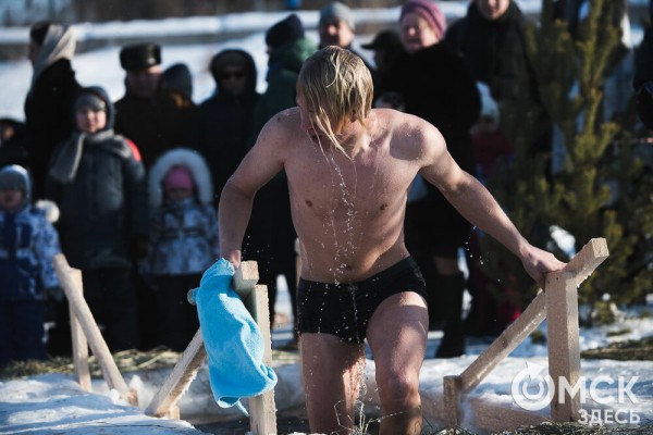 Омичи выстроились в очереди к крещенским купелям на "Зелёном острове"