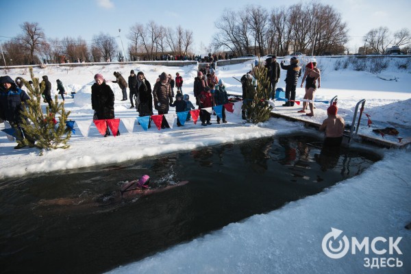 Омичи выстроились в очереди к крещенским купелям на "Зелёном острове"
