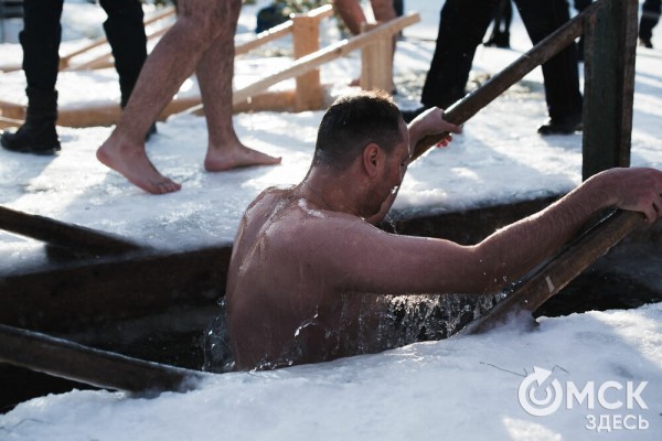 Омичи выстроились в очереди к крещенским купелям на "Зелёном острове"