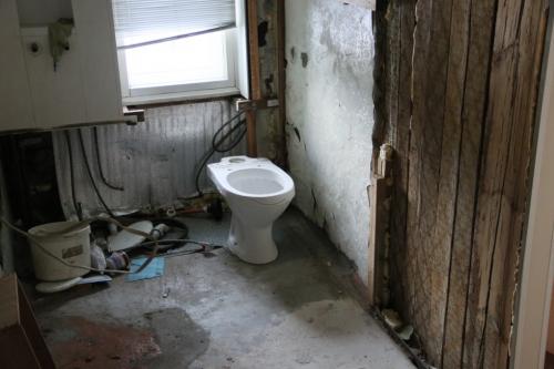 Руины и тлен: корреспонденты БК55 прогулялись по заброшенным зданиям Омска