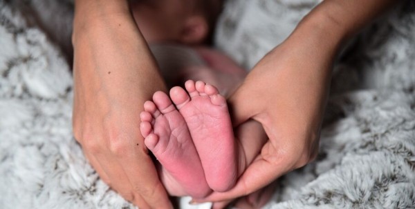 Мэр Омска вручила подарок маме первого новорождённого в новом году