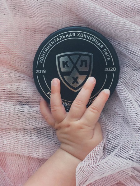 Игрок омского "Авангарда" рассказал о свадьбе с моделью на острове Санторини