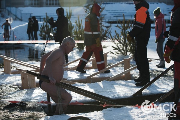 Омичи выстроились в очереди к крещенским купелям на "Зелёном острове"