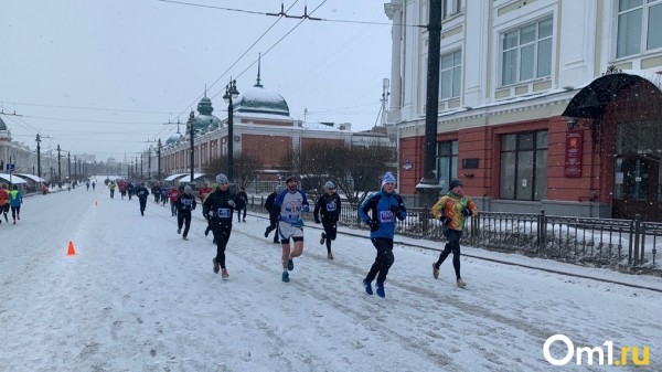 «Отказался от госпитализации и продолжил забег»: в Омске бегуну потребовалась помощь медиков «Отказался от госпитализации и продолжил забег»: в Омске бегуну потребовалась помощь медиков