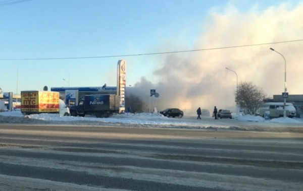 На омской заправке загорелся автомобиль