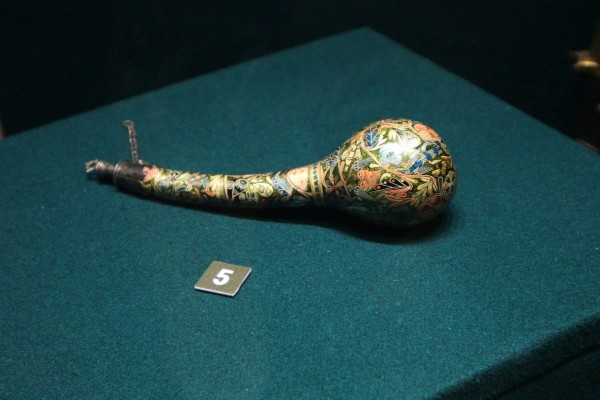 Запрещенные сабли и высушенные тыквы: что можно найти на выставке оружия в Омске 