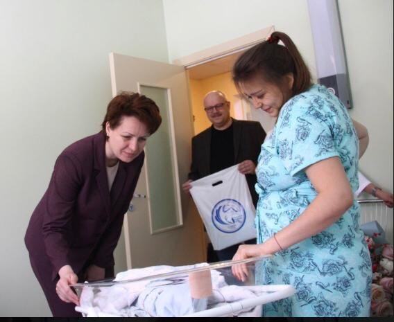 Мэр Омска вручила подарок маме первого новорождённого в новом году