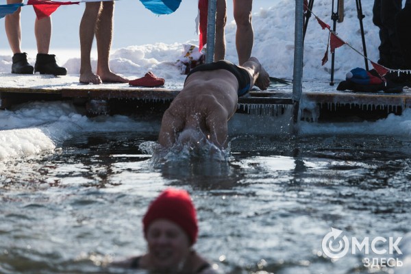 Омичи выстроились в очереди к крещенским купелям на "Зелёном острове"