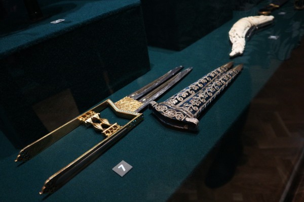 Запрещенные сабли и высушенные тыквы: что можно найти на выставке оружия в Омске 