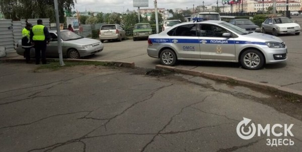 Из-за аварии омскую маршрутку отбросило к жилому дому