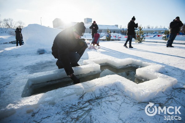 Омичи выстроились в очереди к крещенским купелям на "Зелёном острове"