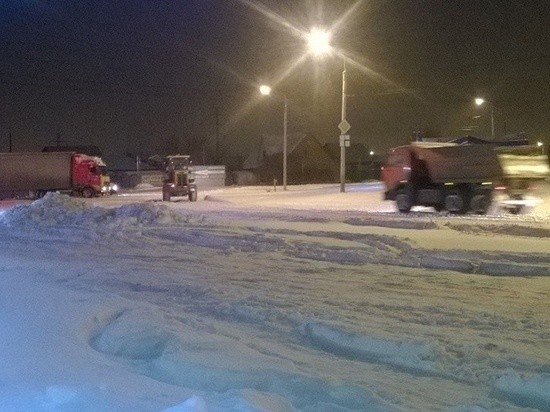 Дорожные службы убирают город в ночное время