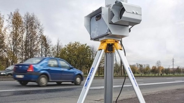 Конь о трех ногах: кто зарабатывает на передвижных камерах в Омске 