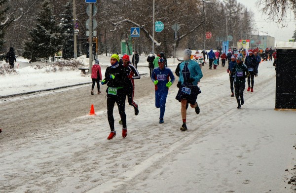 Моцарт и обнаженный Дед Мороз: самые яркие бегуны Рождественского полумарафона 