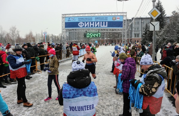 Моцарт и обнаженный Дед Мороз: самые яркие бегуны Рождественского полумарафона 