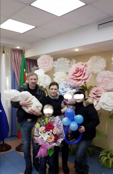 Бабушка — не родная! Кому органы опеки доверили маленькую омичку-«подкидыша»