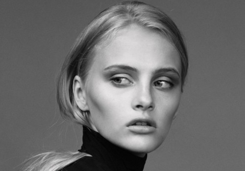 Девушка внука Никиты Михалкова выпала из окна его квартиры: версии