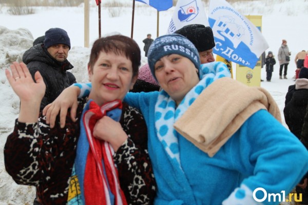 «Водица — огонь»: свыше 10 000 новосибирцев окунулись в прорубь на Крещение