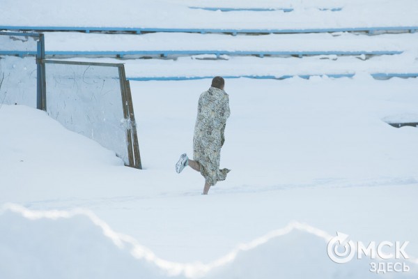 Омичи выстроились в очереди к крещенским купелям на "Зелёном острове"