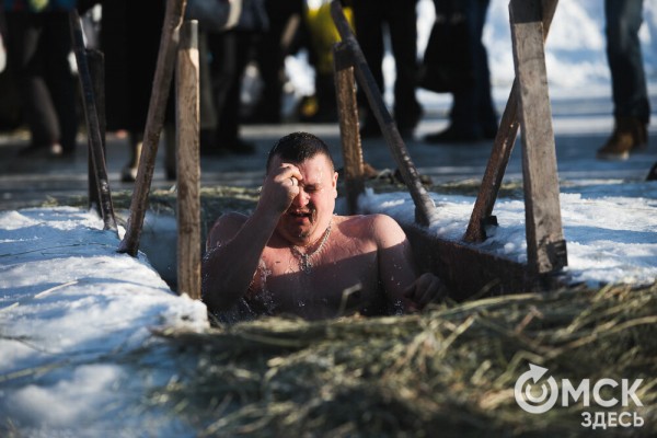 Омичи выстроились в очереди к крещенским купелям на "Зелёном острове"
