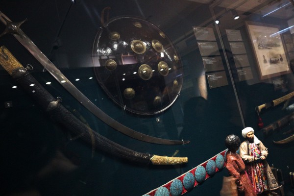 Запрещенные сабли и высушенные тыквы: что можно найти на выставке оружия в Омске 