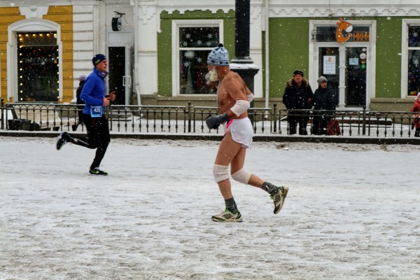 Моцарт и обнаженный Дед Мороз: самые яркие бегуны Рождественского полумарафона 