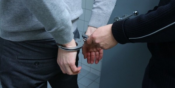 В Омске полиция по горячим следам задержала обидчиков ребёнка