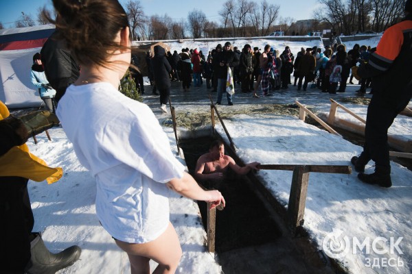 Омичи выстроились в очереди к крещенским купелям на "Зелёном острове"